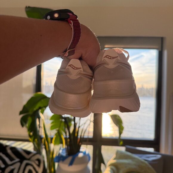 (<8 miles) Saucony Endorphin Elite Running Shoes- Size Women's 7.5 - white, gold - Picture 4 of 6